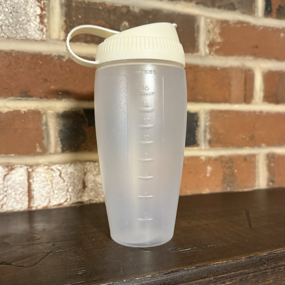 Rubbermaid 16 oz Salad Dressing Shaker‎ Blender Mixer Bottle #309B Servin Saver